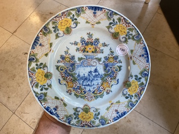 Une assiette en fa&iuml;ence de Delft polychrome &agrave; technique mixte, 18&egrave;me